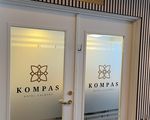 Kompas Hotel Frostet film på døre til mødelokale